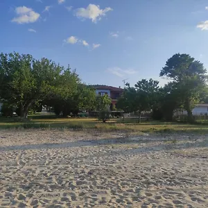 Case de vacanță Bright, Beachfront With Free Parking And Garden